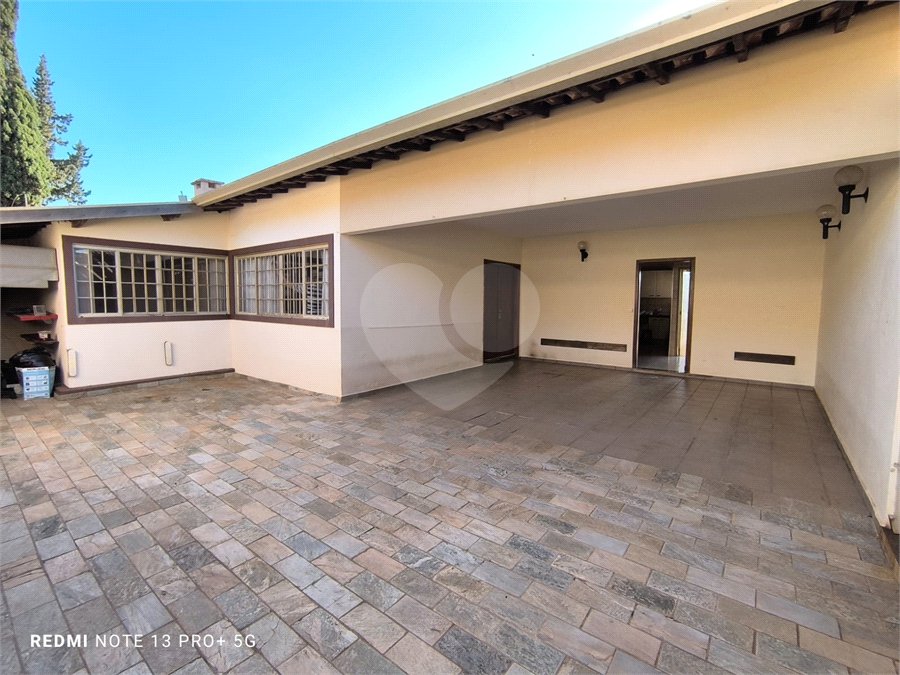 Casa á venda na Avenida Pau Brasil.