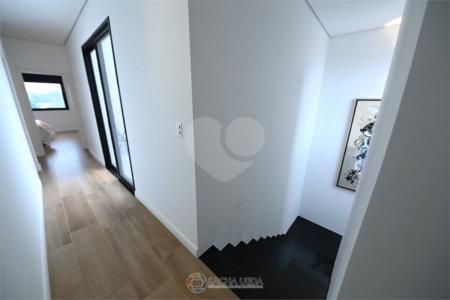 Indaiatuba - SP - Condomínio Helvetia Park - 490 m² Terreno - Sobrado com 307 m² de Área Construída - Escritório com móveis planejados - Sala de estar e jantar ampla e integradas - Cozinha planejada completa, com eletrodomésticos (cooktop, forno, coifa, geladeira, microondas) - Lavanderia