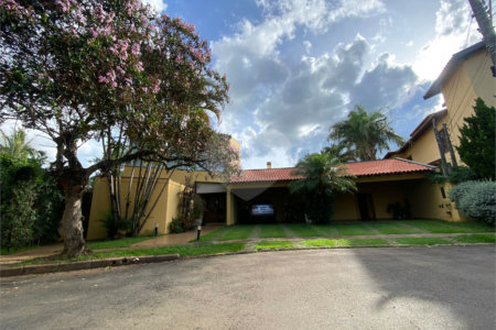 Casa térrea no Condomínio Parque Faber I