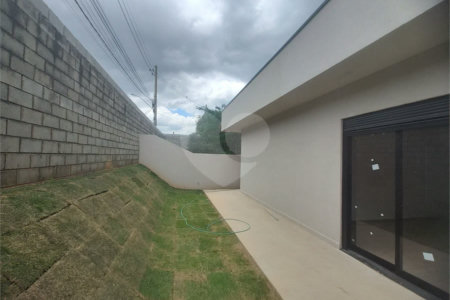 Casa exclusiva em Atibaia de alto padrão com 3 suítes, piscina, espaço gourmet, condomínio fechado, aceita financiamento