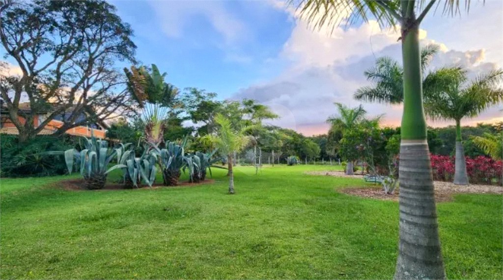 Refúgio de Alto Padrão em Condomínio Fechado: Natureza, Charme e 5.500m² de Terreno
