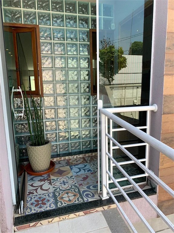 Sobrado com 3 quartos e garagem para 5 veículos.