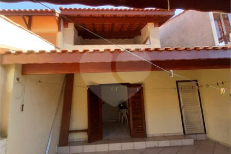 Casa com 250m², 4 dormitórios, 2 vagas.