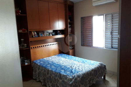 Sobrado á venda 222m² 3 quartos na região do metrô Guilhermina Esperança, Penha