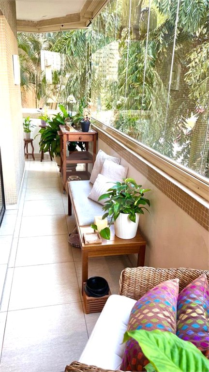 Apartamento na Vila Mariana de 200m2 com 4 dorms, 5 banheiros, 3 suítes, 4 vagas. Estuda permuta.
