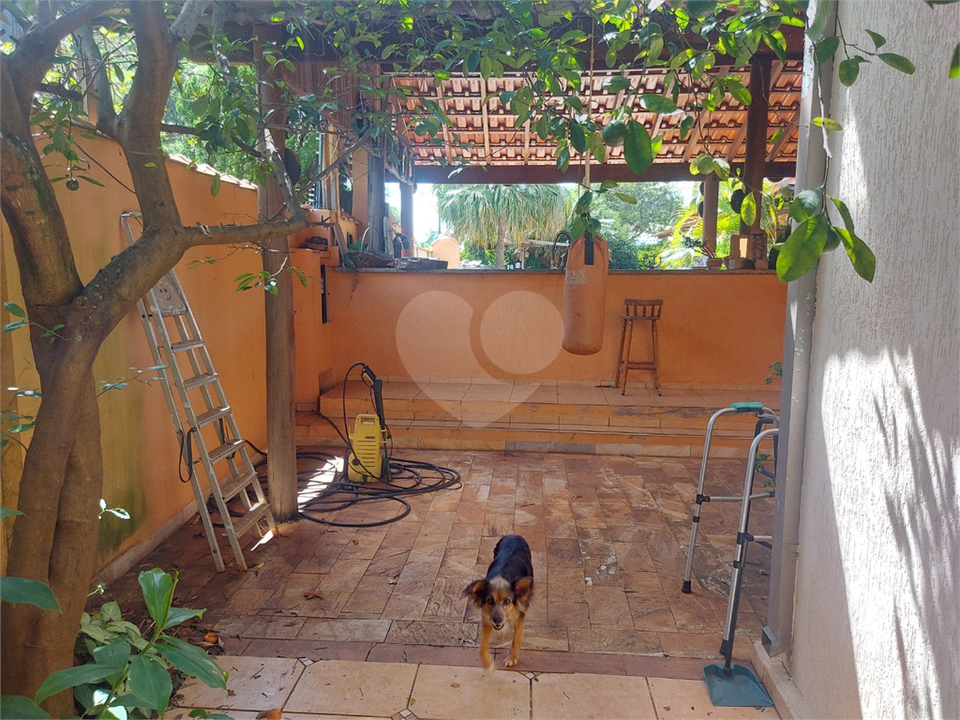 Casa térrea com piscina no Residencial Samambaia.