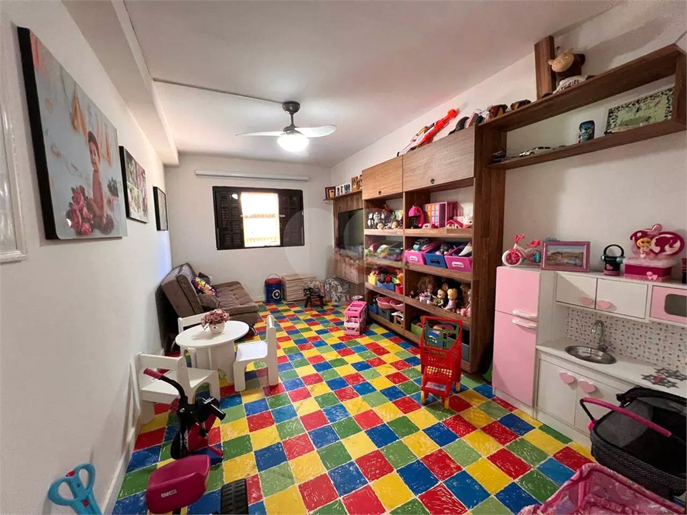 Chácara com excelente infraestrutura, contendo casa com 8 dormitórios, 900 m² de área construída, área total de 3000m², piscina adulto e infantil, churrasqueira, quadra gramada de futebol - Rio Acima - Atibaia/SP 900 m² Área construída 3.000 m² Área do terreno