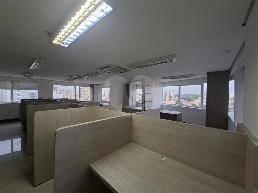SALA COMERCIAL DE 90 M² COM 12 BAIAS, SALA DE REUNIÃO, AR-CONDICIONADO CENTRAL E 2 VAGAS!