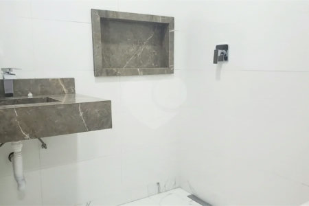 Sobrado novo com 3 suítes, 4 vagas, espaço gourmet com churrasqueira, jardim de inverno e acabamento premium. Conforto, modernidade e sofisticação.