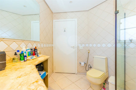 Casa à venda com 4 quartos, sendo 3 suítes, em Interlagos, São Paulo, SP