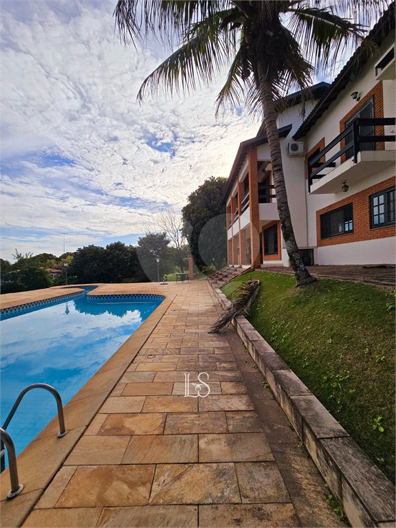 Indaiatuba- Vale das Laranjeiras - Vista dos fundos para o lago - Casa assobradada - 3 pisos, 4 quartos, 2 suítes, uma com hidro ,escritório, sala 3 ambientes, lareira, lavabo,cozinha ampla, despensa, lavanderia, churrasqueira, forno pizza, 6 wcs, piscina, jardim despensa, garagem, segurança
