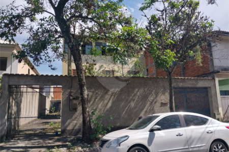 Casa triplex disponível para venda e para aluguel residencial e comercial.