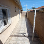 Casa térrea com 3 dormitórios, sendo 1 suíte.