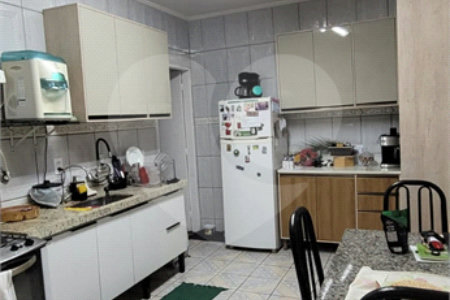 Imóvel Completo com Churrasqueira, 2 Banheiros e Portão Eletrônico