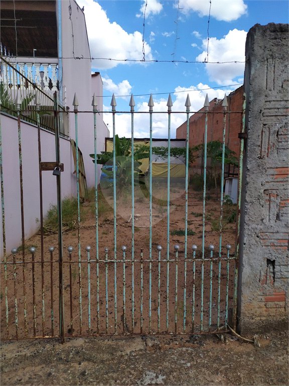 Terreno plano de 150,00 m² de área .
