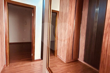 Casa à venda com 3 quartos, sendo 3 suítes, no condomínio Village Damha III, São Carlos - SP