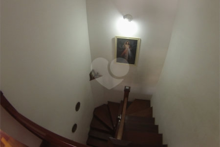 Sobrado com 4 quartos sendo 2 suítes.