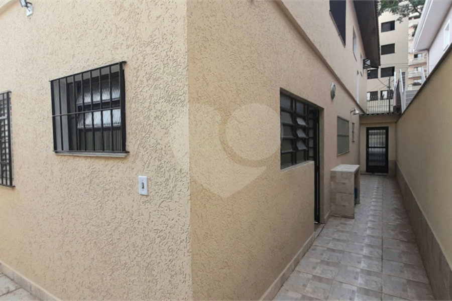 Sobrado amplo com 3 quartos, suíte e quintal para venda no Tremembé !!!