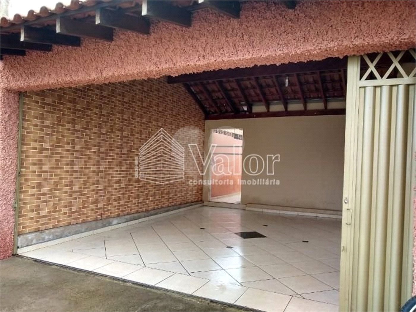 Casa Térrea com 3 dormitórios, sendo 1 suíte.