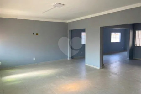CASA COMERCIAL PARA LOCAÇÃO DE 150M², 5 SALAS, 4 BANHEIROS, 4 VAGAS - BAIRRO JARDIM DAS INDUSTRIAS -