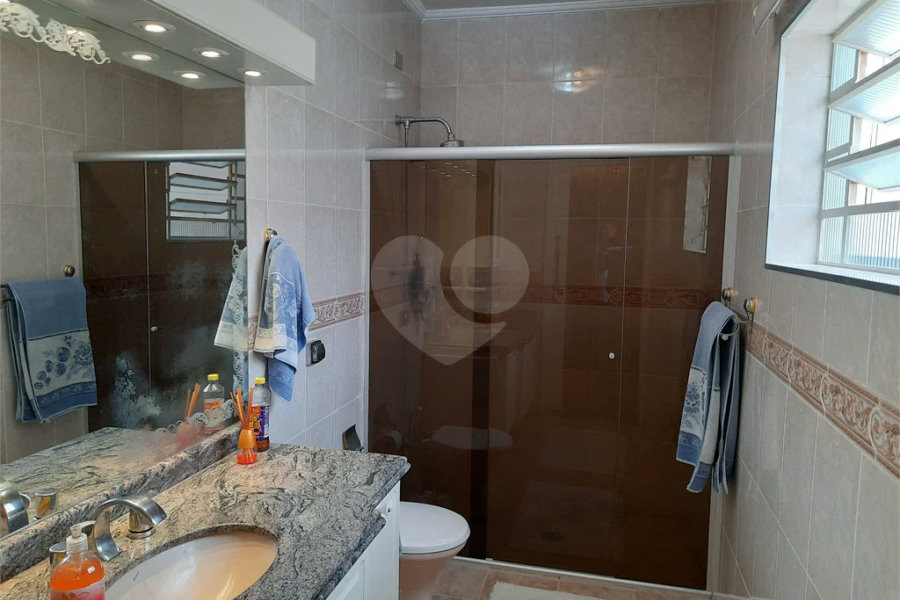 casa térrea na Vila Romana, 07 vagas de garagem, 4 quartos,, sendo 1 suíte amplo quintal.