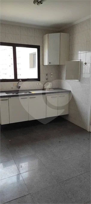 Apartamento Espaçoso com 4 Dormitórios, Suíte e Varanda no Jardim Paris