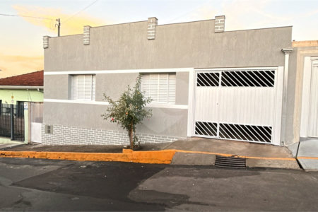 Casa térrea e espaçosa no centro da cidade por apenas R$370.000,00!!! Vamos agendar uma visita?