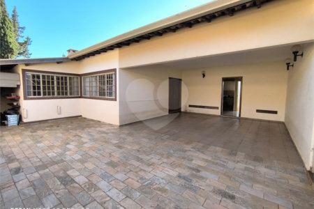 Casa á venda na Avenida Pau Brasil.