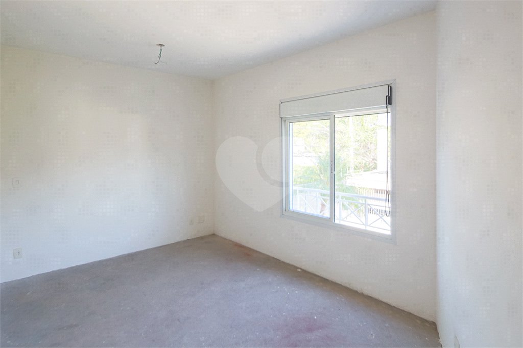Casa à venda com 4 quartos, sendo 2 suítes, no condomínio Bristol Village, São Paulo - SP