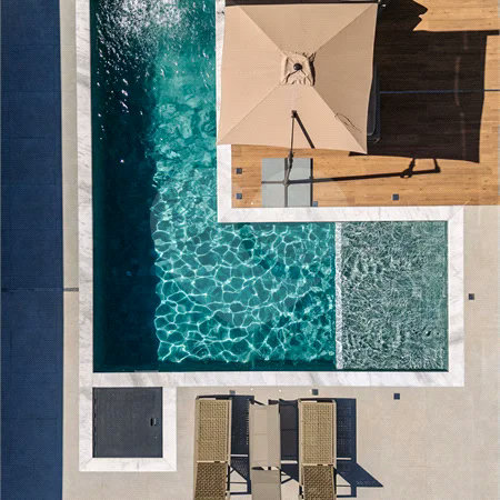 Indaiatuba - Quintas da Terracota - 1252 m² de terreno - casa térrea com 514 m² de área construída -3 vagas de garagem cobertas e 3 descobertas Lavabo - Sala de estar e jantar amplas e integradas - Escritório privativo - Cozinha toda equipada com geladeira, forno, micro-ondas, lava-louças,
