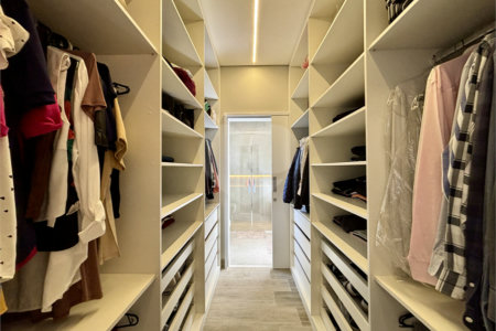 Indaiatuba - Sp - Condominio Maria Candida - R$ 2.250.000,00 - 3 suítes, sendo 1 master com closet e banheiro com duas cubas e dois chuveiros - Escritório - Piscina em Alvenaria aquecida e Hidro com Iluminação - Ar Condicionado instalado em todos os quartos, escritorio, sala e area gourmet
