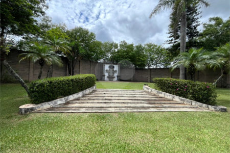 Terreno em condomínio fechado com 512 metros