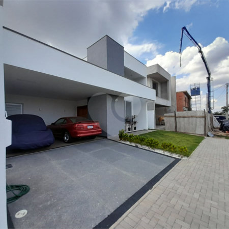 Belíssima Casa à Venda no Condomínio Damha IV