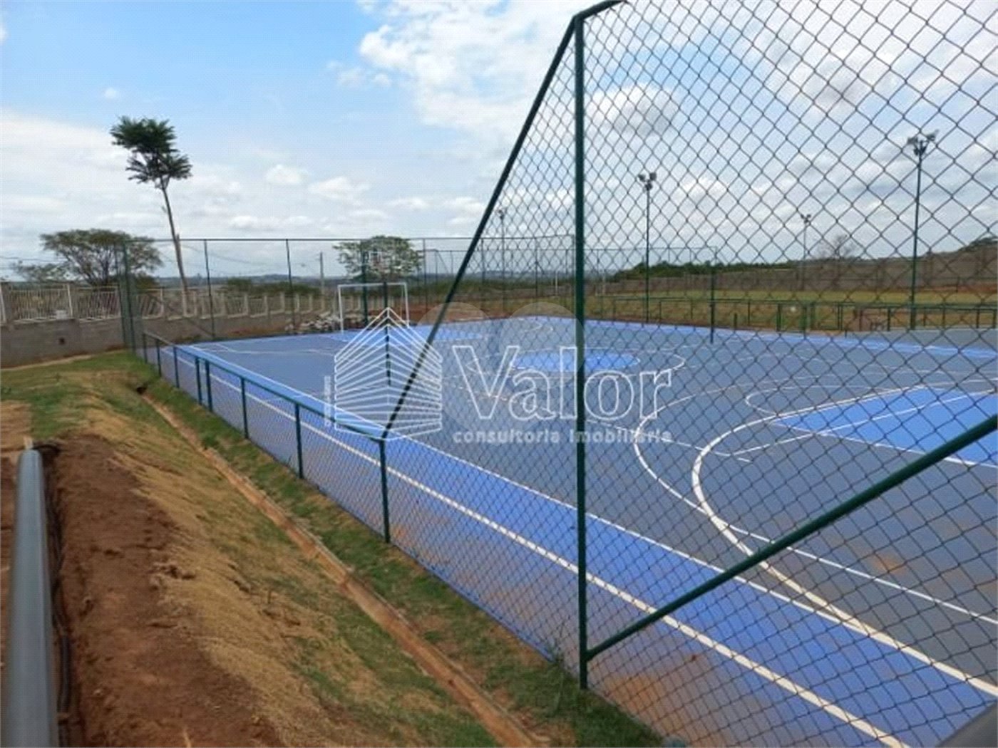 Terreno plano no Condomínio Villeneuve, com 250,00 m² de área total.