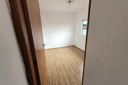 Casa térrea à venda no Douradinho com 2 quartos e edícula com mais dois quartos e 2 banheiros.