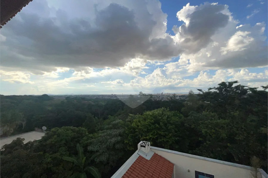 Casa ampla no bairro Terra Rica com 3 pavimentos e excelente estrutura.