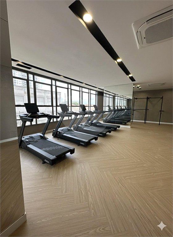 Apartamento á venda no 31o. andar com 126,53m2 COM VISTA PANORÂMICA PERMANENTE para a SERRA DA CANTAREIRA E PAULISTA, com 3 suítes e 2 vagas, Condomínio Clube,próximo do metro Brás. Estuda Proposta
