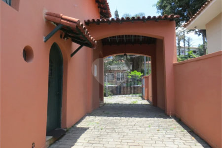 Casa no Pacaembu com ótima distribuição e amplo quintal em terreno em declive