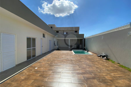 Casa térrea com piscina para venda no Residencial Arcoville
