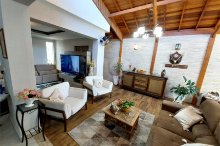 Casa residencial com ponto comercial a venda no Centro
