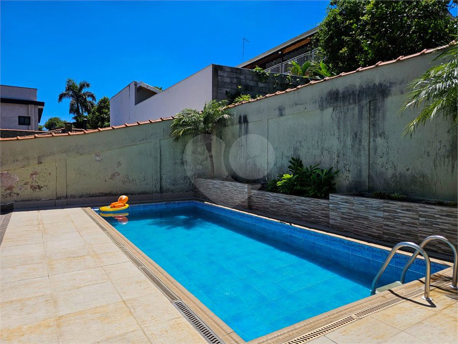 Casa térrea em Atibaia com 3 dormitórios (2 suítes), piscina, espaço gourmet, condomínio fechado