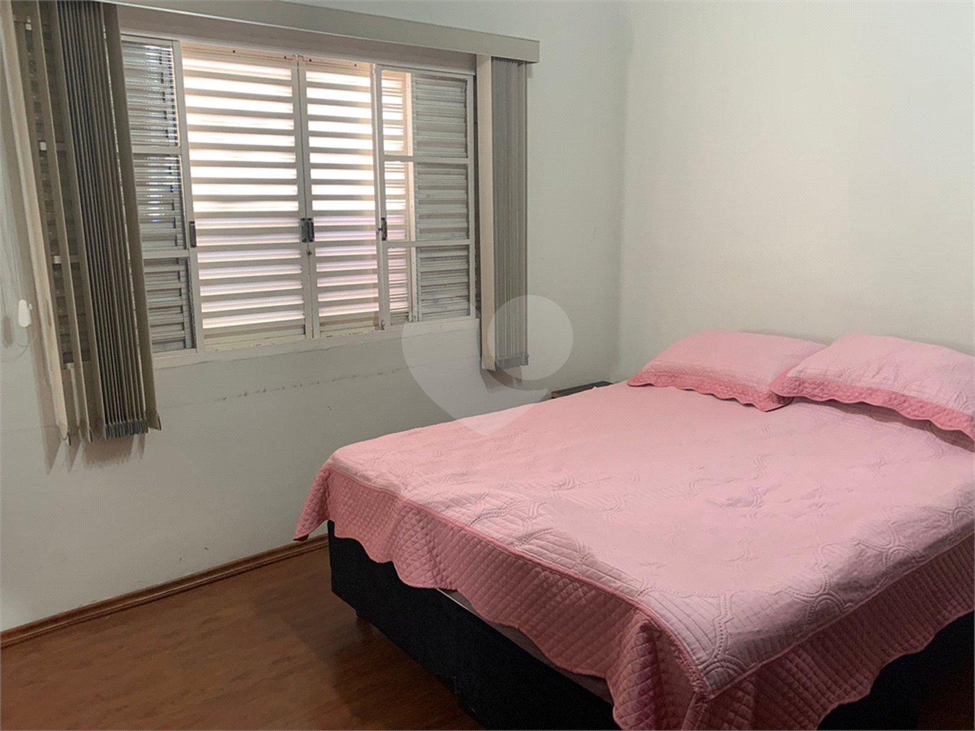 Casa térrea com 3 suítes.