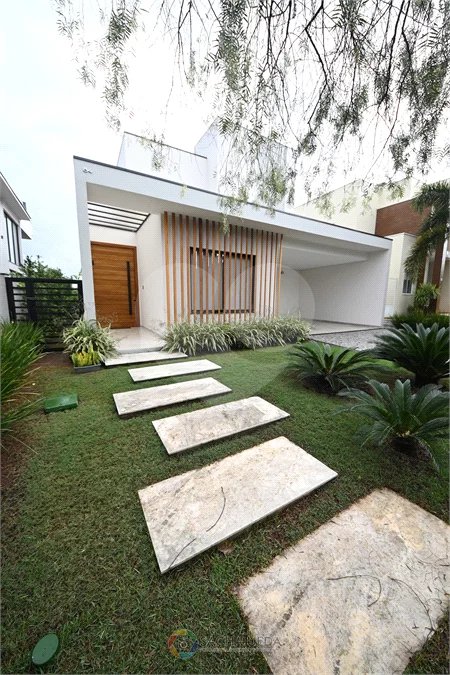 Indaiatuba - SP - Condomínio Helvetia Park - 490 m² Terreno - Sobrado com 307 m² de Área Construída - Escritório com móveis planejados - Sala de estar e jantar ampla e integradas - Cozinha planejada completa, com eletrodomésticos (cooktop, forno, coifa, geladeira, microondas) - Lavanderia
