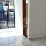 Sobrado Novíssimo à Venda – 3 Dormitórios, Suíte, Quintal e 6 Vagas – 132m² de Terreno
