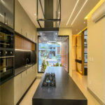 Indaiatuba - Condominio Sapezal - R$ 2.400.000,00 - Área Total 360,00 m² - Área Construída 213,32 m² - TÉRREA - 03 suítes sendo a master com closet; - Escritório; Lavabo; Cozinha com cooktop e planejados; Gourmet com churrasqueira; Ambientes preparados para ar condicionado; Piscina com cascata,
