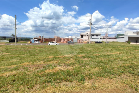 Lote à Venda em São Carlos, no Condomínio Villeneuve I