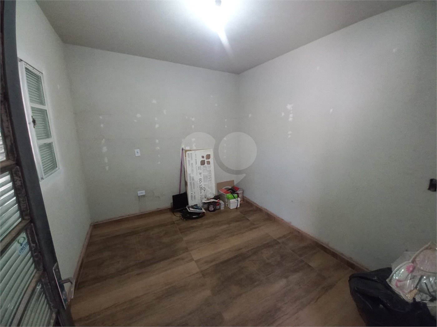 Casa térrea com 2 dormitórios.