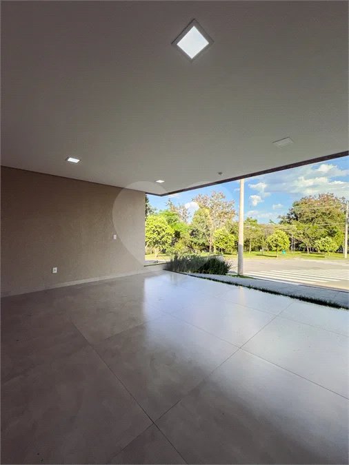 Indaiatuba - Condomínio Milano - Sobrado - 350 m² de terreno - 240 m² de área construída - 4 vagas de garagem, sendo 2 cobertas - Salas de estar e jantar integradas - 3 suítes com closet e varanda no pavimento superior - Escritório no térreo - Espaço gourmet com churrasqueira - Banheiro externo