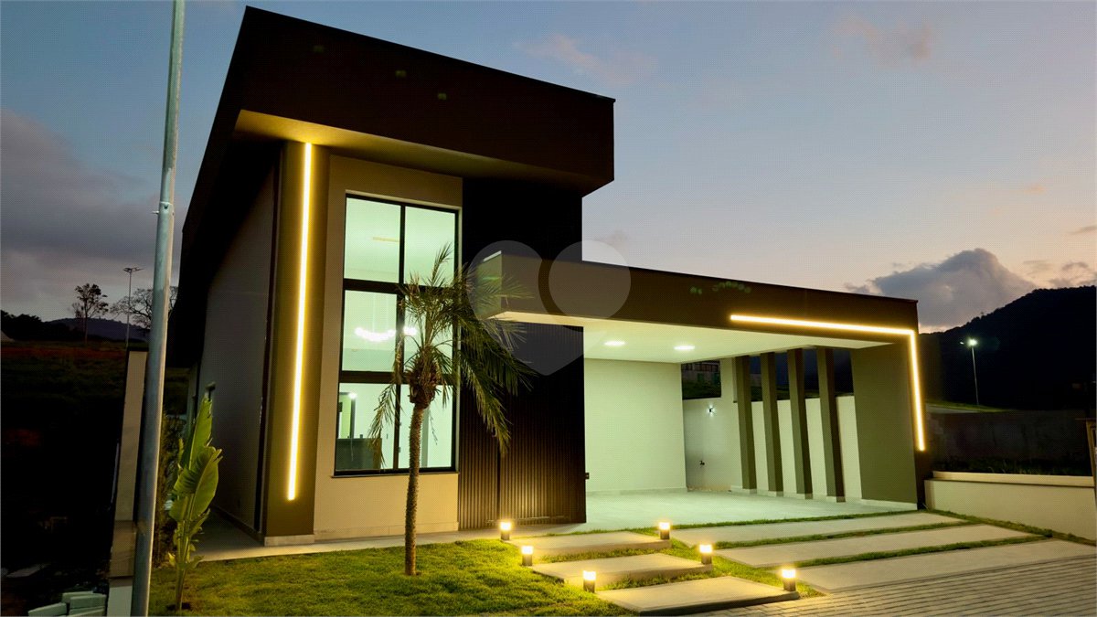 Casa térrea 3 dormitórios (3 suítes), espaço gourmet, piscina, 2 vagas garagem, condomínio fechado com ampla área lazer