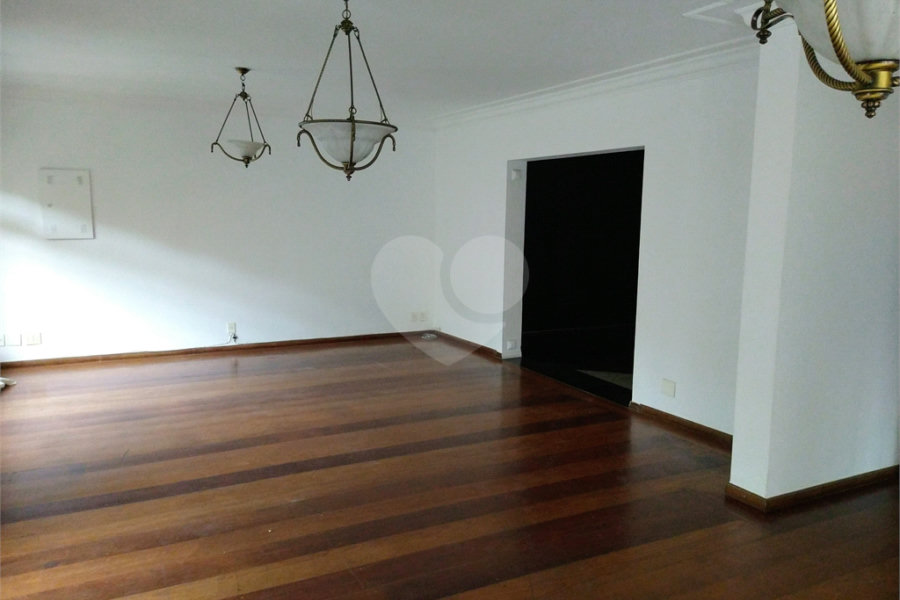 SOBRADO DE 426,0 M² COM 04 SUITES, SALÃO DE FESTAS, 06 VAGAS,06 BANHEIROS E PISCINA PARA LOCAÇÃO OU VENDA NO BARRO BRANCO
